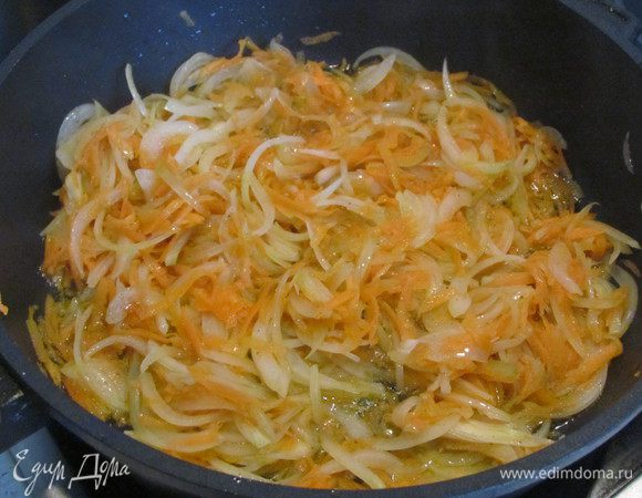 Достать чеснок из сковородки, он нам больше не понадобится. Обжарить в этом масле лук, морковку до мягкости. Посолить, добавить соевый соус. 