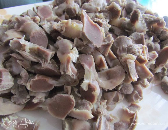 Отваренные желудочки слегка остудить и нарезать соломкой.