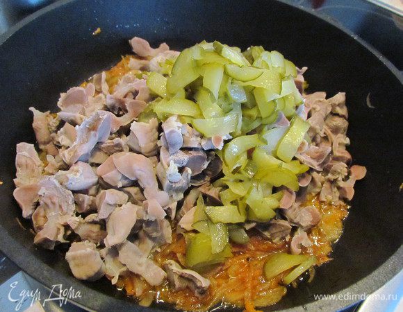 Добавить к луку и морковке желудочки, огурцы, грамм 100-150 водички, накрыть крышечкой и потушить все минут 30.
