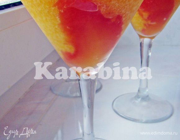 1. Измельчить в блендере персики (без сиропа и шкурки) до состоянии пюре. Добавить сахарную пудру и хорошо перемешать.

2. Из половины 1 грейпфрута выжать сок, процедить и растворить там желатин. Оставить до набухания. Через 5 минут распустить на водяной баде или в СВЧ.

3. Добавить в персиковое пюре желатин. Взбить белок и смешать с пюре.

4. В формы/бокалы выложить грейпфрут, предварительно удалив, с помощью острого ножа, пленочку. Залить персиковым пюре. Поставить в холодильник до полного застывания. Приятного :)