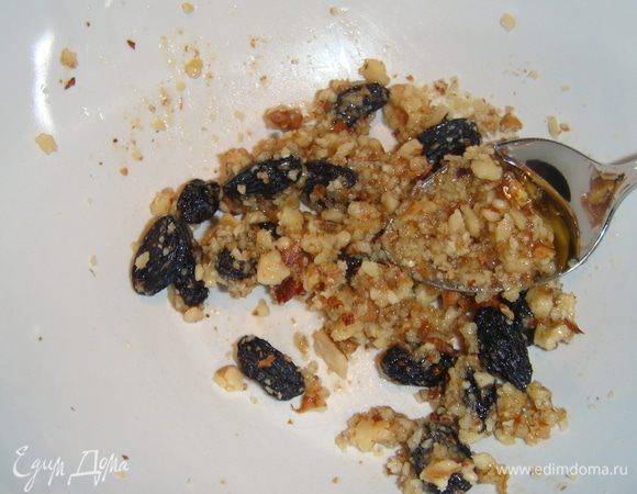 Сделать начинку,я все разминаю пестиком для приправ,свешиваю с медом, кладу в айву и закрываю верхушкой.