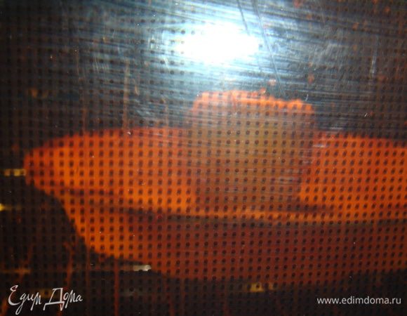 Духовку разогреть до 180 С и выпекать айву,когда аромат начнет распространяться по всей квартире,можно вынимать.Дать остыть,разрезать на несколько частей.
Приятного аппетита!!!