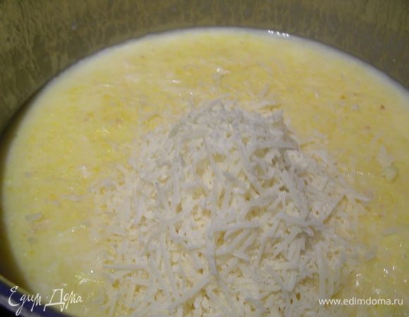 Для приготовления поленты в около 800 мл кипящей воды (точную пропорцию надо смотреть на упаковке, а вообще для поленты надо много жидкости) всыпаем 200 г кукурузной крупы, солим по вкусу и варим до готовности (зависит от помола крупы, у меня был крупный помол и она варилась около 30 минут). Добаввляем 50 г тертого пармезана, я еще добавила около 50 мл 25% сливок, тщательно перемешиваем.
