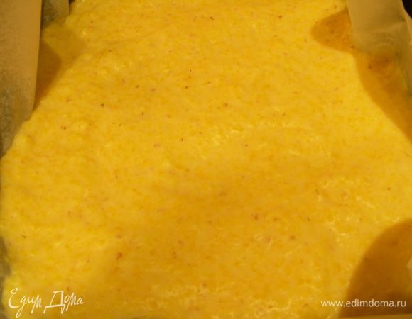 Перекладываем поленту в прямоугольную форму, выстеленную бумагой для выпечки и оставляем ее минут на 20 затвердевать. Я ее поставила на балкон.