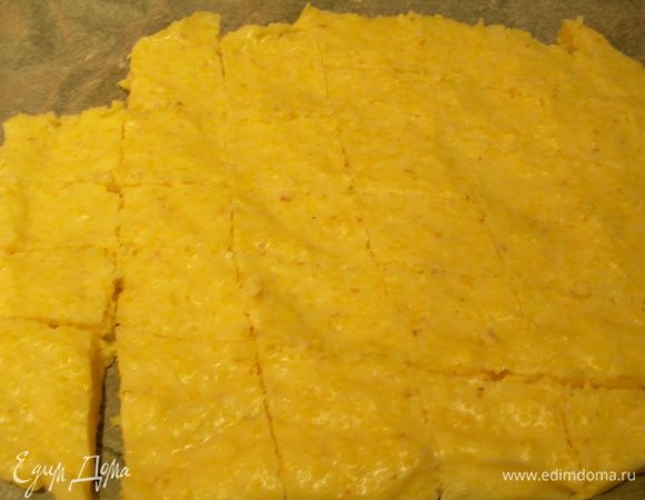 Затвердевшую поленту опрокидываем на блюдо или на доску и нарезаем кубиками. 
