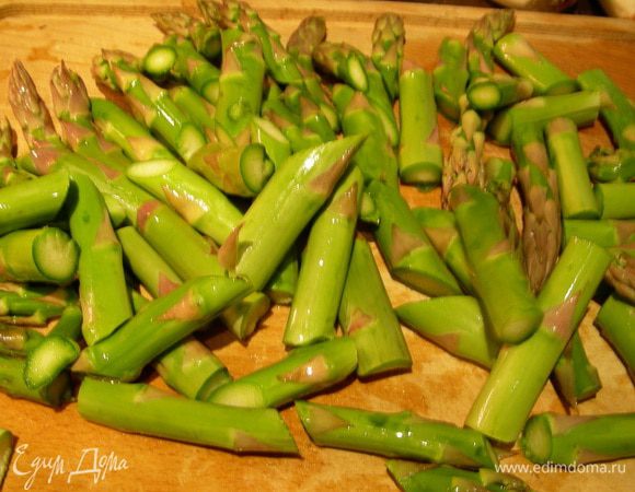 Спаржу режем средними кусочками. В оригинале ее предлагается обжарить несколько минут в паре столовых ложек оливкового масла. Здесь все зависит от того, любите ли Вы ее сильно хрустящей или помягче. Мне надо было помягче, но чтобы она в то же время форму держала. Я ее готовила в пароварке минут 10. 