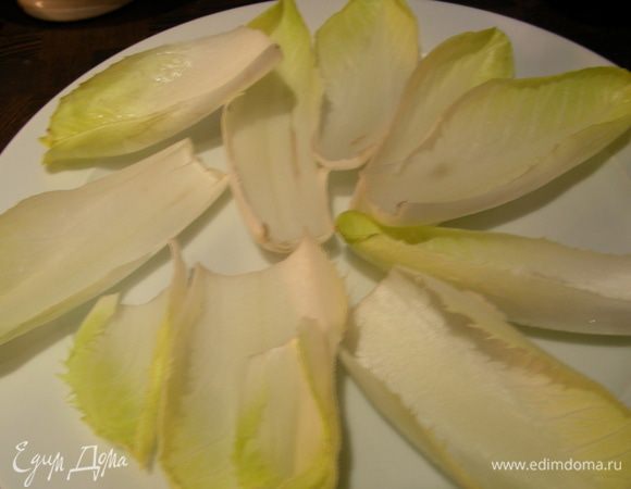 Брынзу крупно крошим. Цикорный салат разбираем на листья и выкладываем на тарелки.

