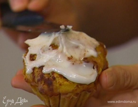 Дать кексам немного остыть прямо в формочках, затем покрыть их глазурью.