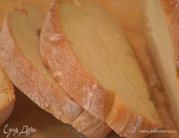 Хлеб нарезать и обжарить в тостере или подсушить в духовке. 