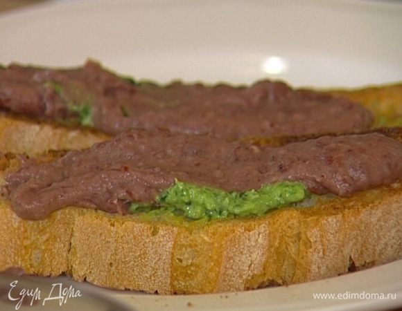 Намазать тосты соусом песто и фасолевым дипом, присыпать оставшимися орехами и украсить листьями базилика. 