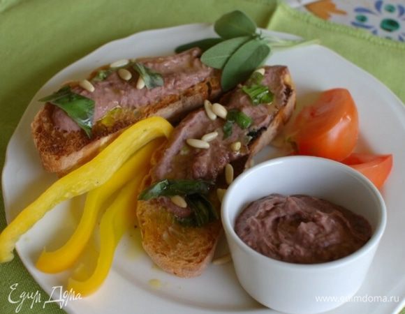 Сладкий перец и огурец нарезать длинными брусками, а помидор дольками, подавать овощи с оставшимся дипом. 