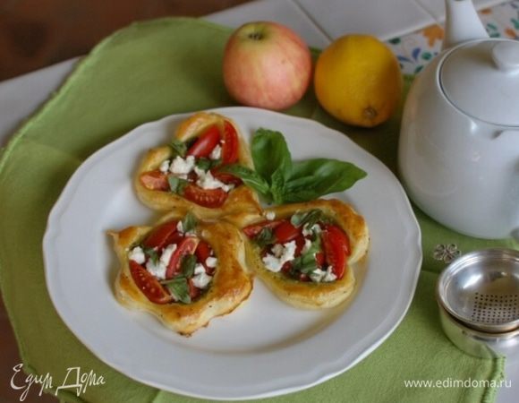 Готовые тарталетки украсить листьями базилика.