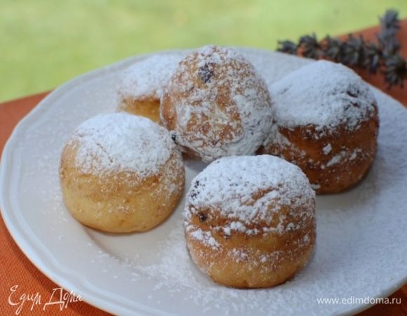 Готовые пончики выкладывать на бумажное полотенце, чтобы убрать излишки жира, затем переложить на блюдо и посыпать сахарной пудрой. 