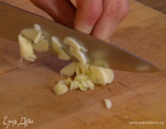 Лук почистить и мелко порубить.