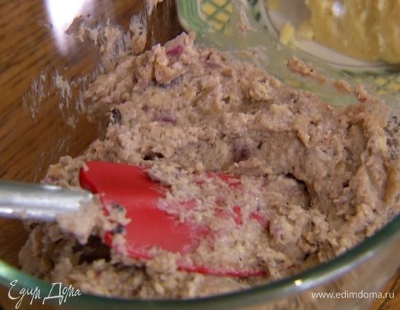 Готовую фасоль вместе с сыром, луком и чесноком измельчить блендером в однородную массу.