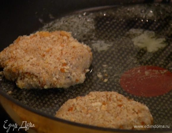 Разогреть в тяжелой сковороде оставшееся оливковое и сливочное масло и пожарить биточки с обеих сторон.