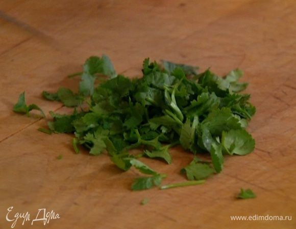 Кинзу крупно порезать.
