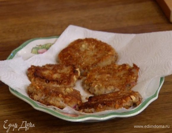 Готовые биточки выложить на бумажное полотенце, чтобы убрать излишки жира, затем посыпать рубленой зеленью и подавать с майонезом.