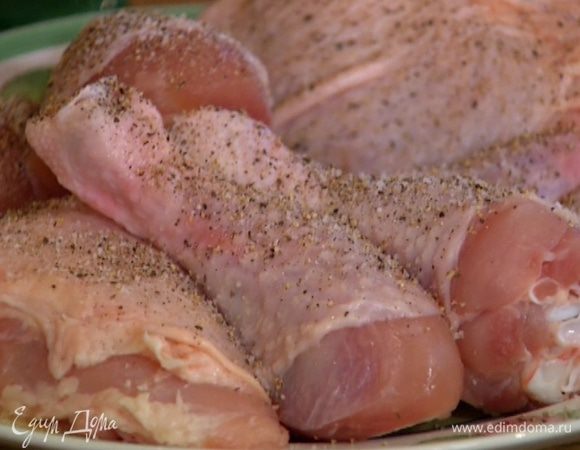 Куриные бедра и голени вымыть, просушить бумажным полотенцем, посолить, поперчить.