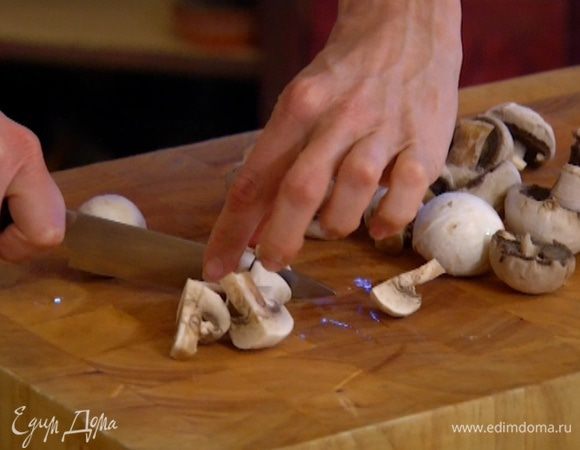 Грибы вымыть и крупно порезать.