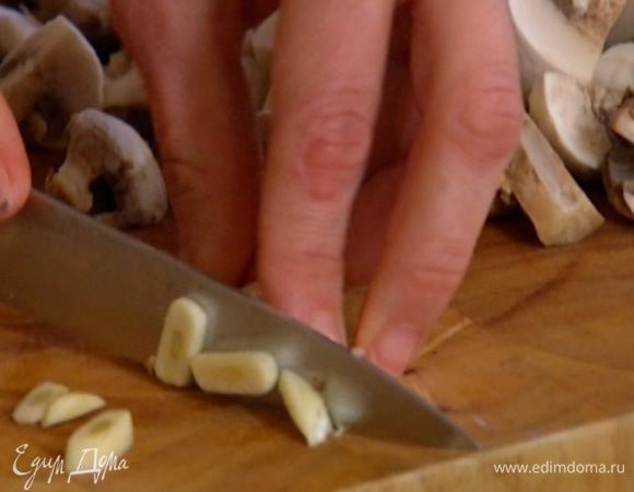 Чеснок почистить, раздавить плоской стороной ножа и мелко порубить.