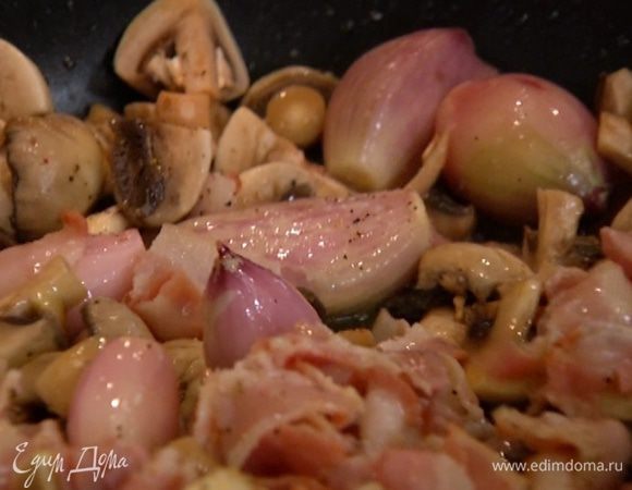 Приготовить соус: сковороду, где жарилась курица, снова поставить на огонь и обжарить на оставшемся в ней масле бекон, лук и грибы, затем все посолить и поперчить, добавить листья тимьяна, влить вино, бульон, перемешать и дать жидкости выпариться примерно на треть. Когда соус будет почти готов, добавить чеснок.