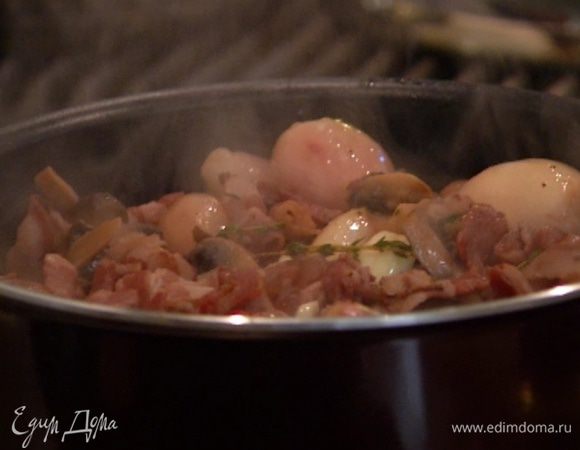 Залить грибным соусом курицу, затянуть сверху фольгой (если будет мало жидкости, влить еще горячего бульона) и отправить в разогретую духовку на 15–20 минут, затем снять фольгу и запекать еще 5 минут, чтобы получилась золотистая корочка.