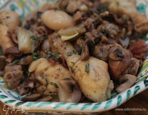 Подавать курицу в подогретой тарелке.