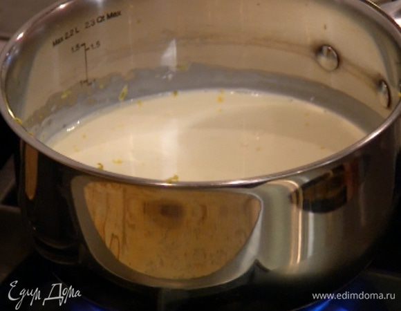 Сливки налить в небольшую кастрюлю, добавить сахар и цедру лимона и довести до кипения, но не кипятить (сахар должен полностью раствориться).