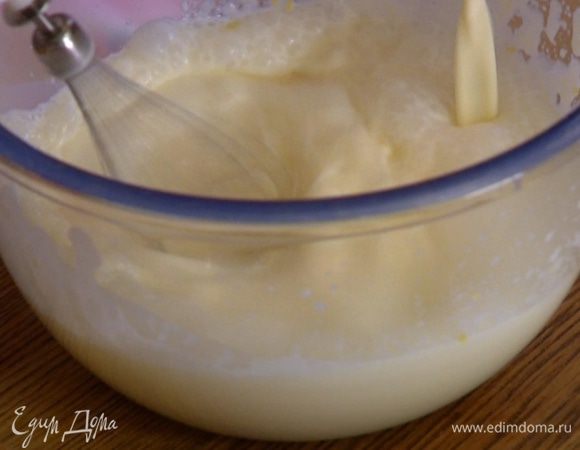 Начать взбивать миксером лимонный сок и тонкой струйкой влить в него сливки с сахаром. Взбивать, пока масса не загустеет.