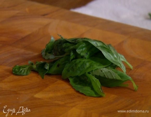 Порвать руками 3‒4 листика базилика.