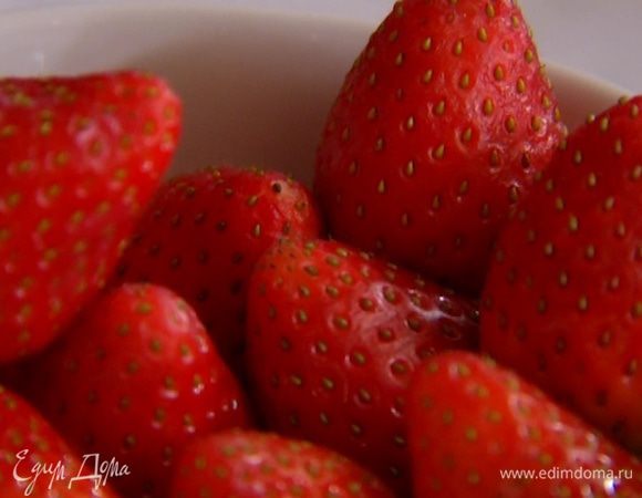 Ягоды клубники разрезать на 4 части.