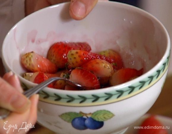 Приготовить соус: соединить измельченный базилик, клубнику, сахарную пудру и вино, все перемешать.