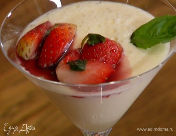 Выложить клубничный соус сверху на застывший десерт, украсить оставшимися листьями базилика.