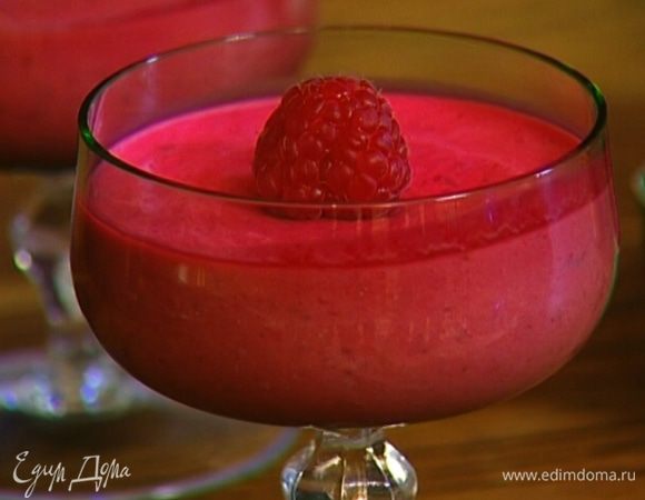 Застывший мусс украсить свежей малиной и листьями мяты. 