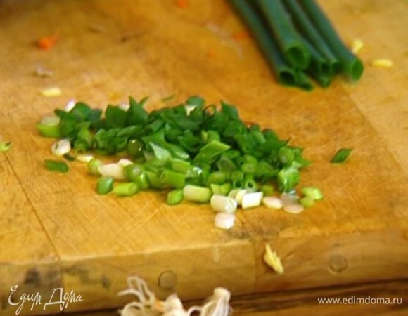 Зеленый лук мелко порубить.