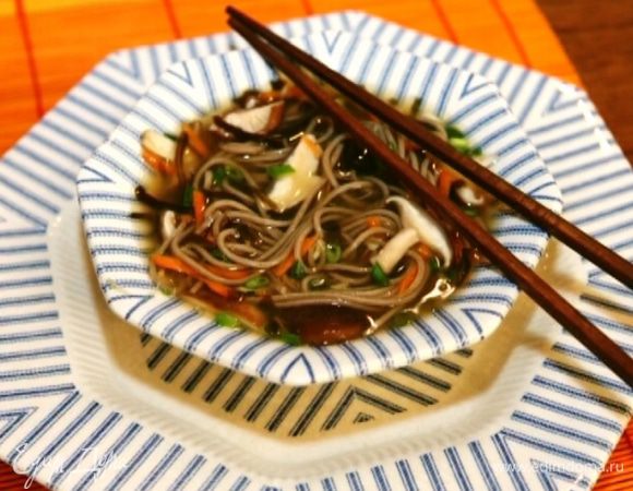 Разлить суп по тарелкам и посыпать зеленым луком.