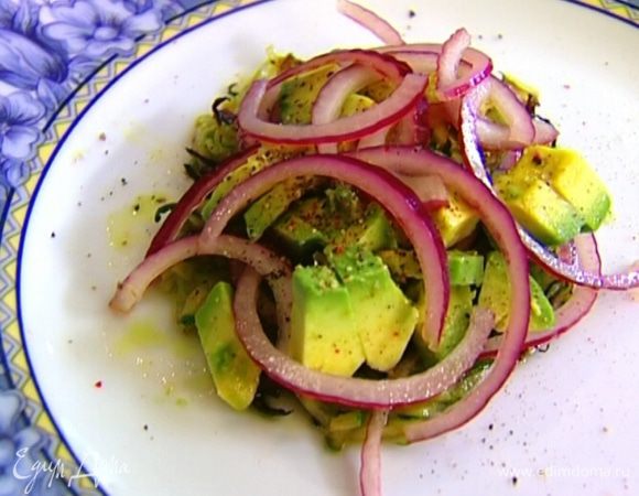 Сверху разложить авокадо, поперчить, затем добавить еще слой лука и чуть-чуть васаби. Присыпать зеленью петрушки и кинзы. 