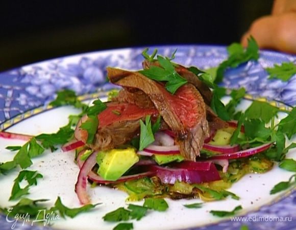 Выложить сверху по нескольку ломтиков мяса, снова присыпать зеленью и накрыть второй лепешкой. 