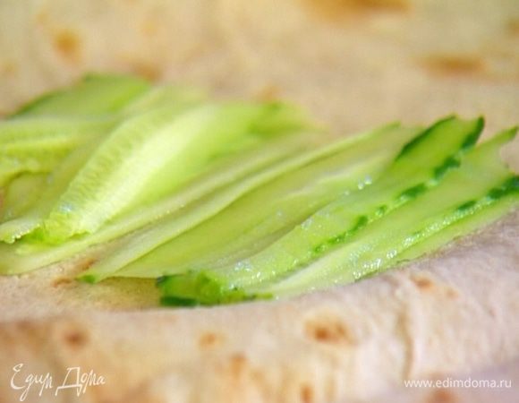 Огурец нарезать полосками.