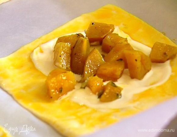 Вынуть картофель из духовки и разложить его на галеты по центру, на сметанные круги. 