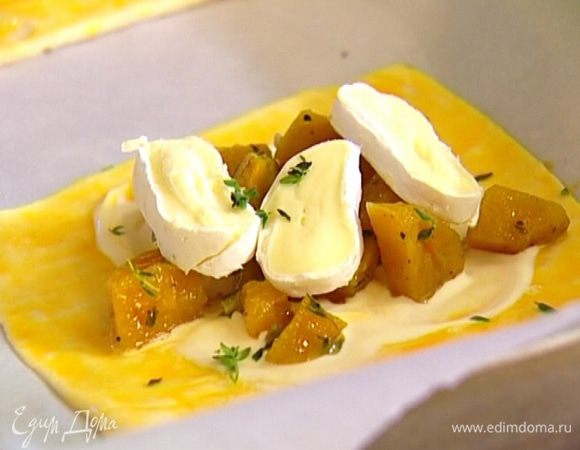 Сыр нарезать небольшими кусочками и выложить сверху на картофель. Присыпать листьями тимьяна и семечками. 