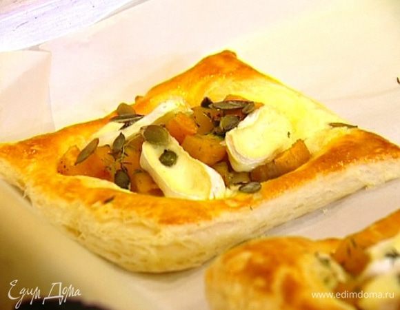 Поставить противень с галетами на 10–12 минут в разогретую духовку.