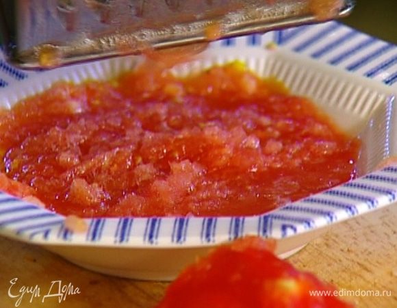 Помидоры разрезать пополам и срезом натереть на крупной терке, так чтобы кожица не попала в соус.