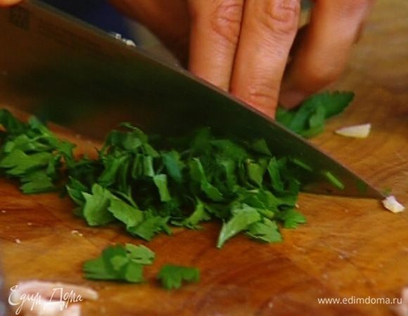 Кинзу мелко нарезать.