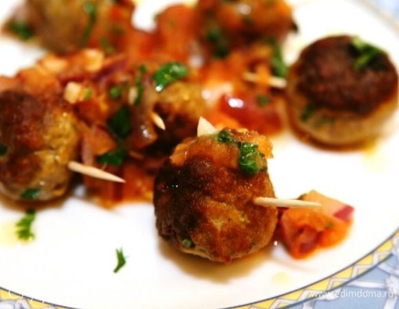 Подавать тефтельки с соусом из помидоров.