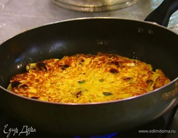 Когда низ запеканки подрумянится, с помощью двух лопаток перевернуть ее и жарить еще минут пять. 