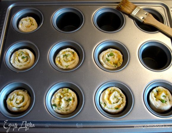 Скатать прямоугольники в рулет,нарезать на небольшие(3-4 см)булочки.