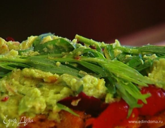 Добавить тархун, нарезанный лук и аккуратно свернуть лаваш конвертом.