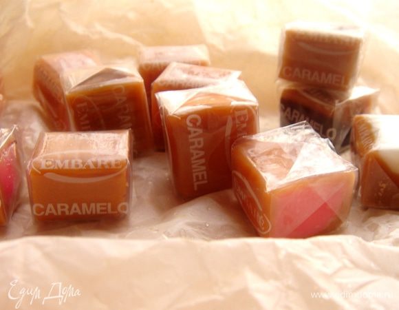 Ириски и молоко растопить на среднем огне,постоянно помешивая.Готовые кексы окунуть в карамель и присыпать ореховой крошкой.Приятного чаепития!